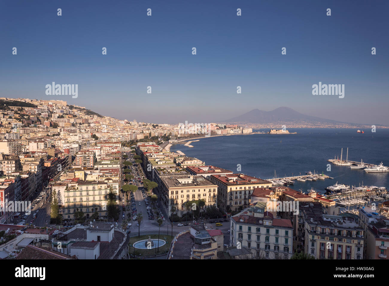 Neapel und den Golf von Neapel mit dem Vesuv im Hintergrund, gesehen von Mergellina, Italien. Stockfoto