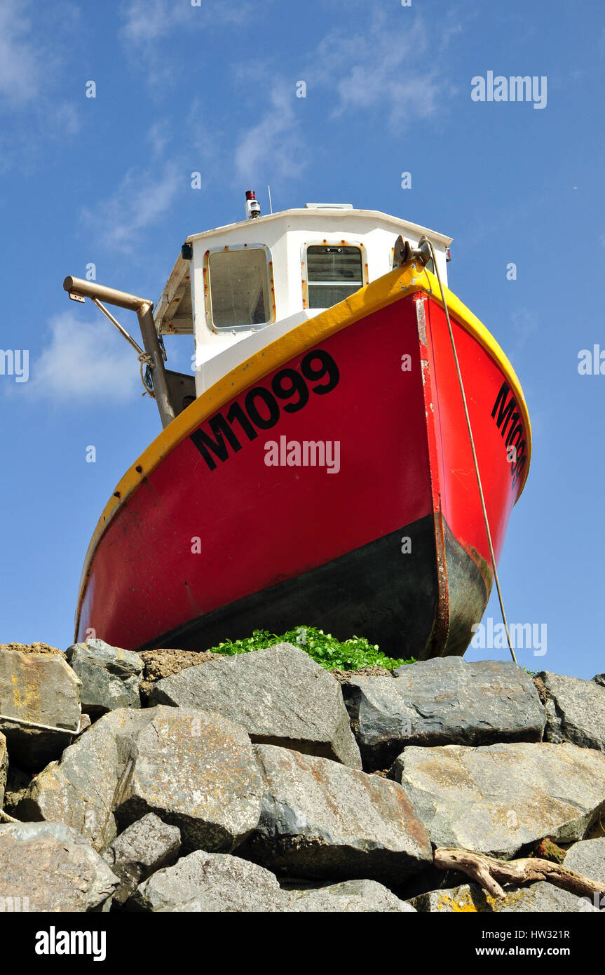 Trawler auf Felsen Stockfoto