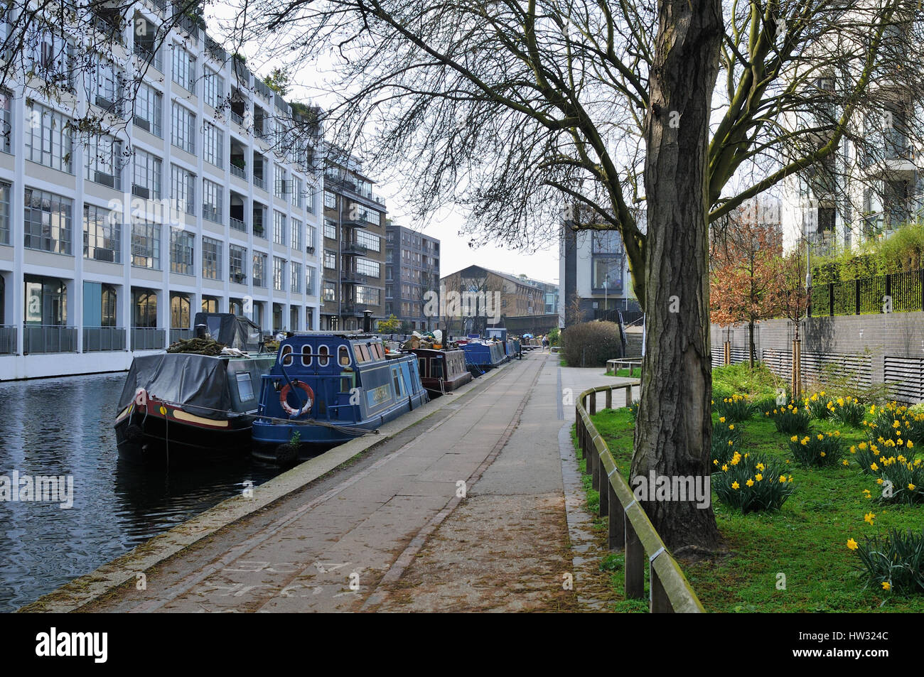Der Regent Canal in der Nähe von Islington, North London UK, mit neuen Wohnanlagen Stockfoto