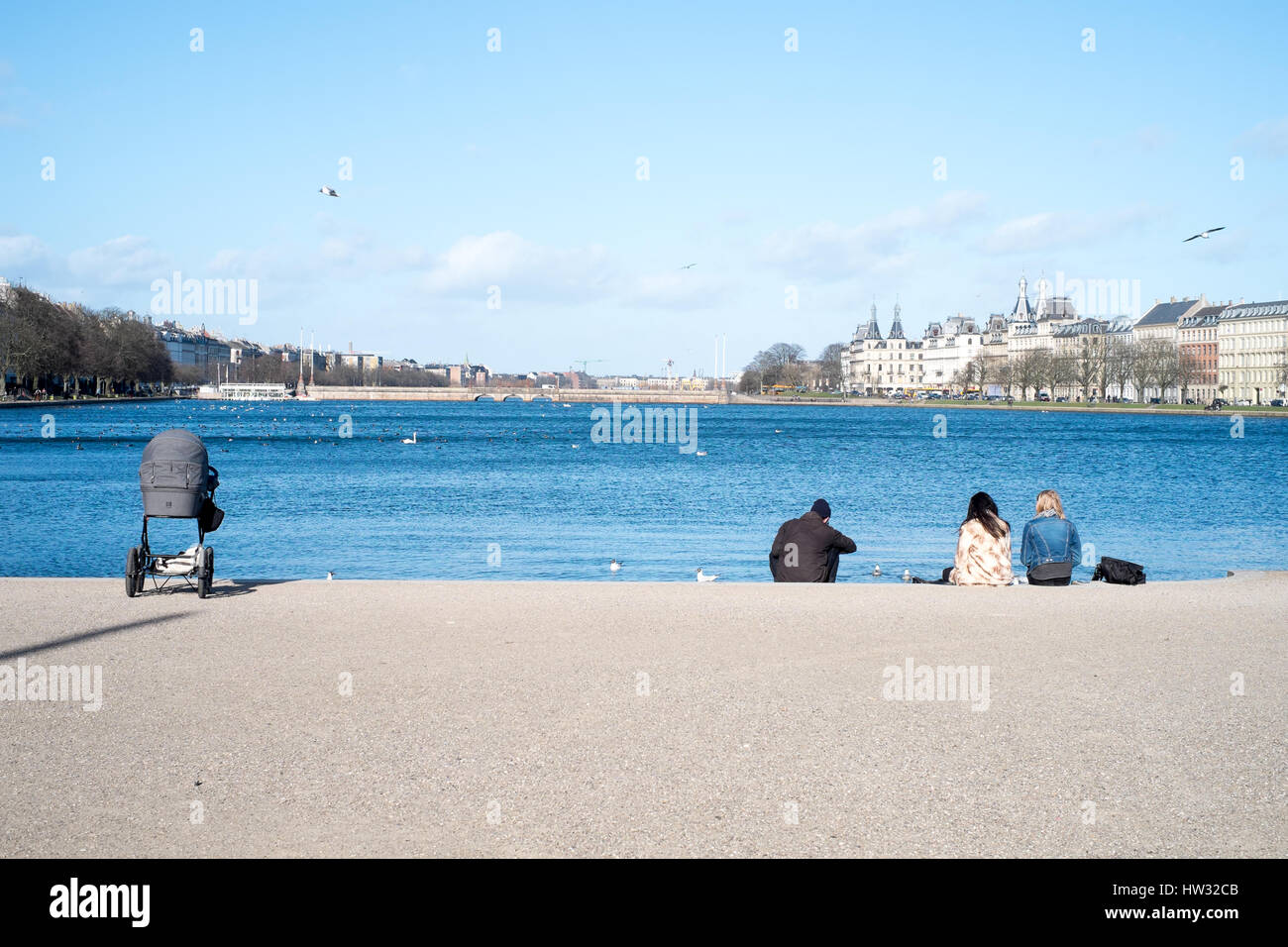 Entspannende Einheimischen genießen einen frühen Frühlingstag am Søerne (The Lakes) im zeitigen Frühjahr, Kopenhagen, Dänemark Stockfoto