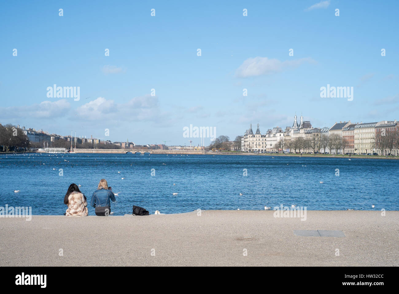 Entspannende Einheimischen genießen einen frühen Frühlingstag am Søerne (The Lakes) im zeitigen Frühjahr, Kopenhagen, Dänemark Stockfoto