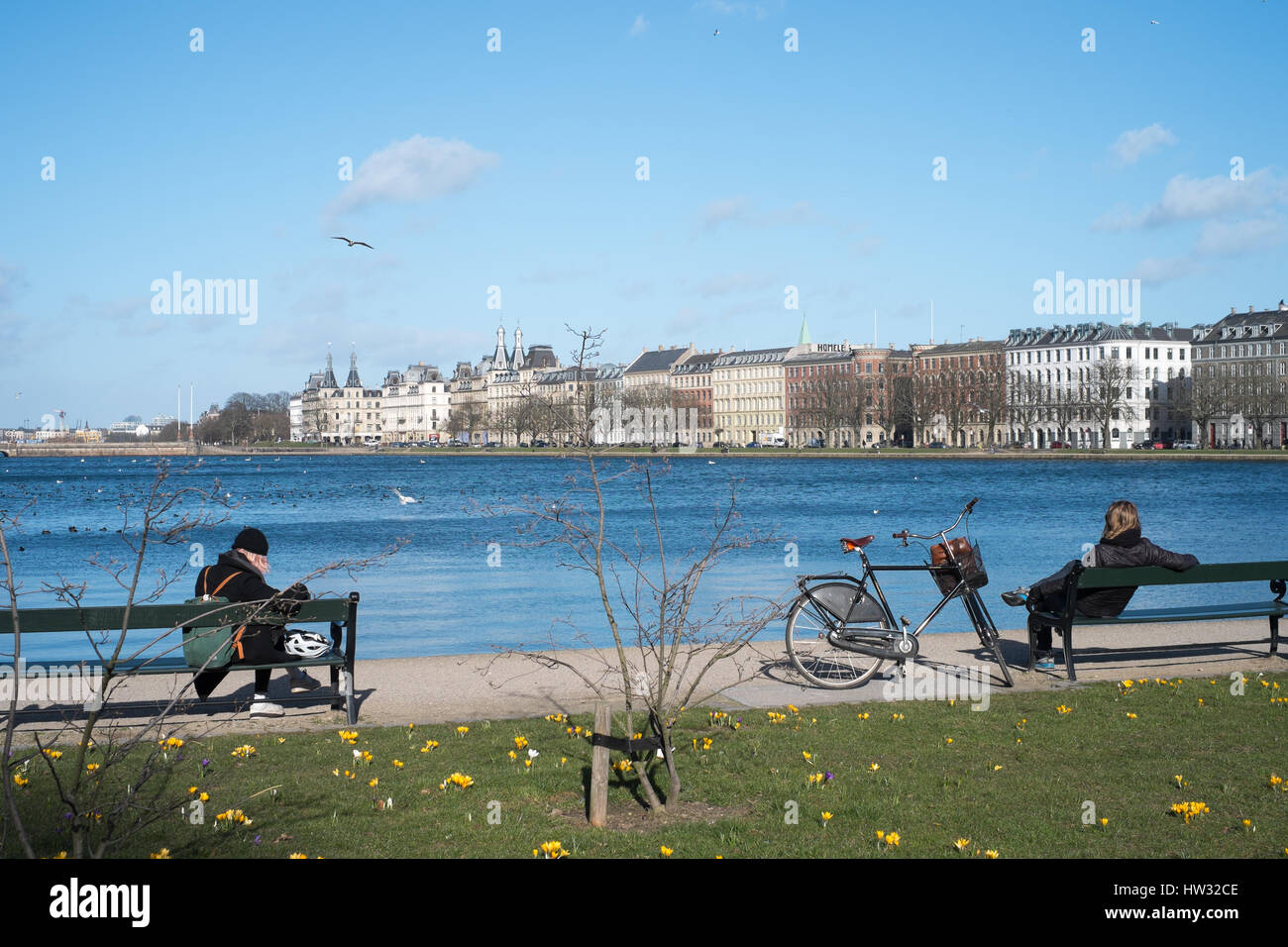Entspannende Einheimischen genießen einen frühen Frühlingstag am Søerne (The Lakes) im zeitigen Frühjahr, Kopenhagen, Dänemark Stockfoto