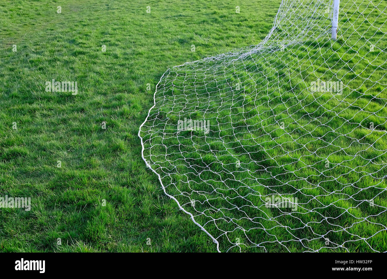 Fußball Netto auf rauen Spielfeld, Norfolk, england Stockfoto