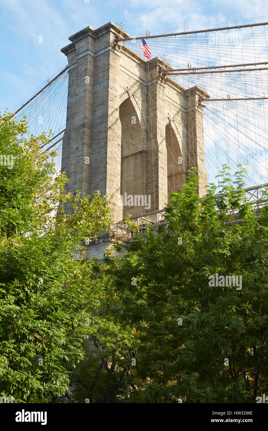 Brooklyn Bridge Säule mit grünen Bäumen in New York Stockfoto