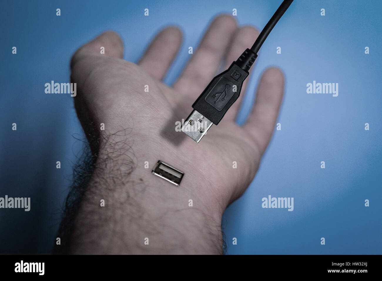 Trennen, ziehen Sie den Netzstecker - Konzept Pict darum, frei von Technologien und modernen Lebens Links, menschliche Hand aus einer USB-Buchse unplugged Stockfoto