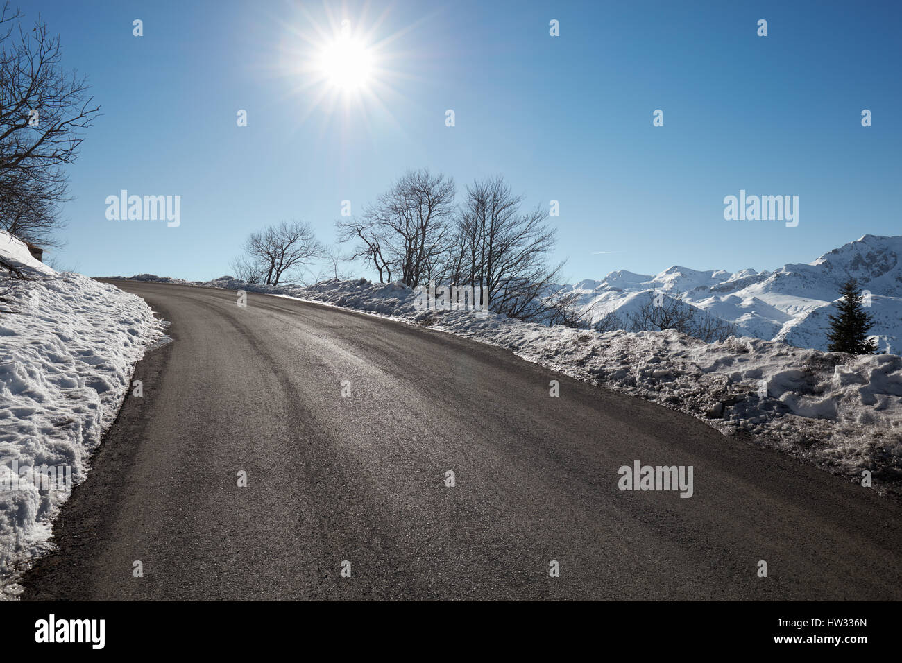 Leere Bergstraße mit Schnee Seiten, blauen Himmel an einem sonnigen Tag Stockfoto