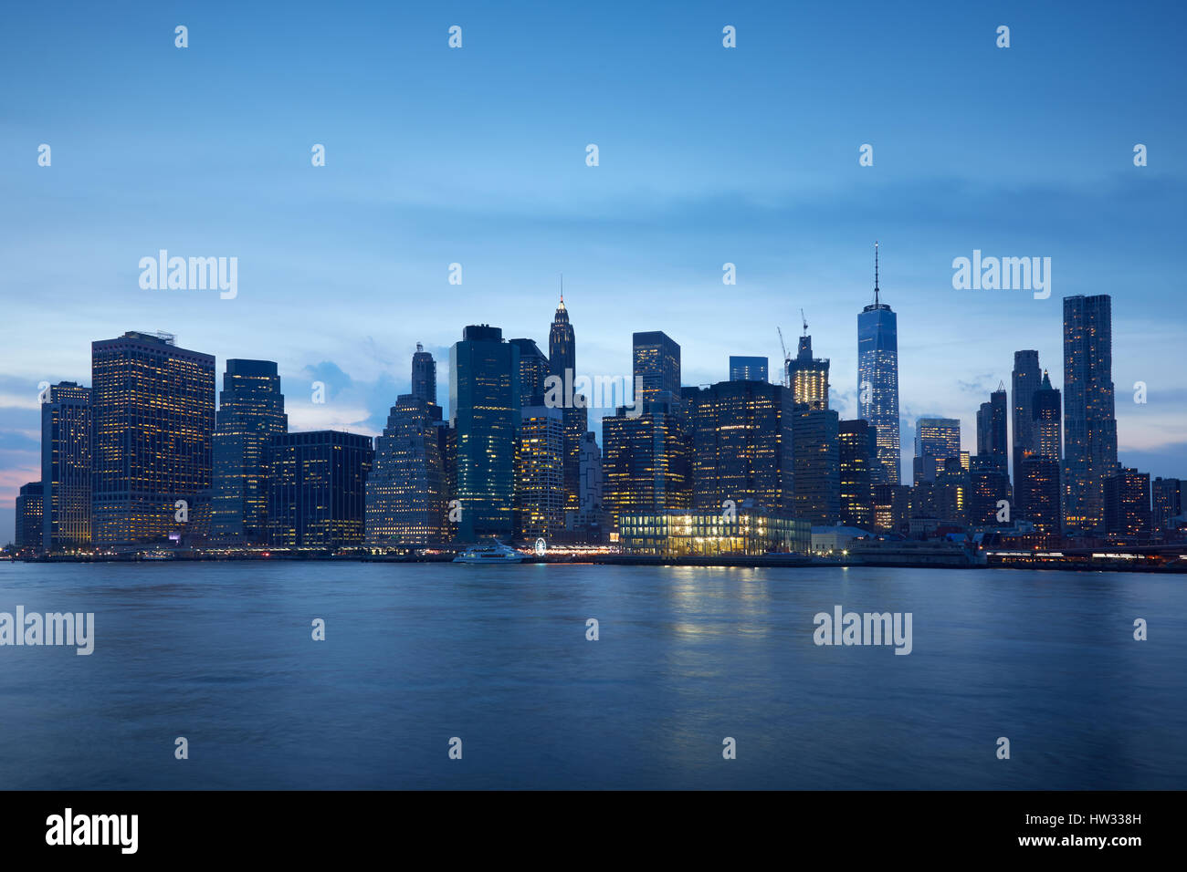 Skyline von New York mit beleuchteten Gebäuden in der blauen Abendstunde Stockfoto