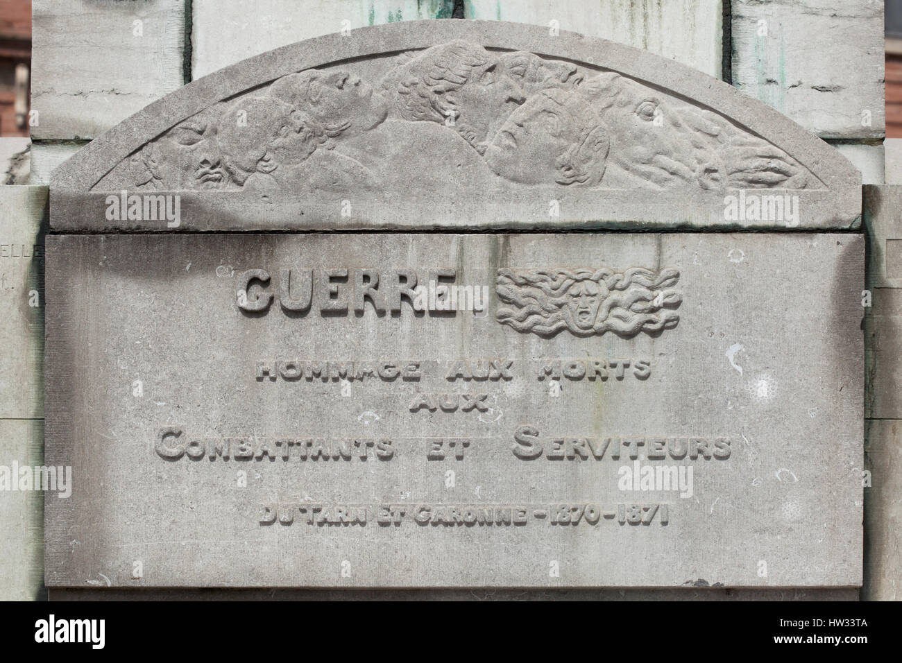 Detail des Sockels der Monument Aux Morts de Montauban des französischen modernistischen Bildhauers Antoine Bourdelle in Montauban, Tarn-et-Garonne, Frankreich. Das Denkmal für die gefallenen im deutsch-französischen Krieg (1870 – 1871) wurde im Jahre 1898 bis 1900 modelliert und im Jahre 1902 errichtet. Stockfoto