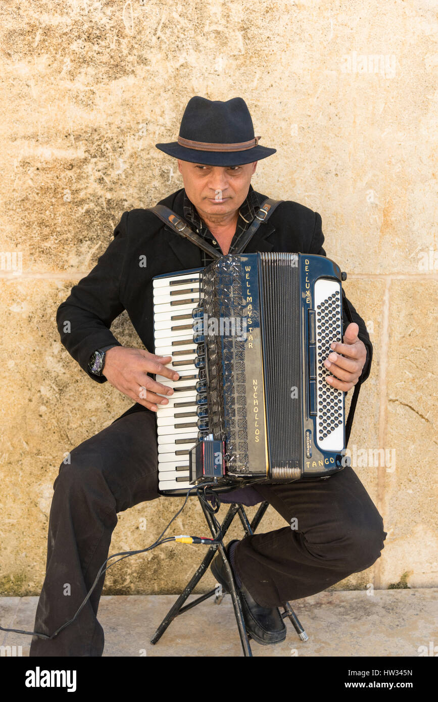 Ein Mann oder Musiker spielt ein Akkordeon als Straßenmusikant in einer Straße in der Stadt von Valletta Malta der europäischen Hauptstadt der Kultur 2018 Stockfoto
