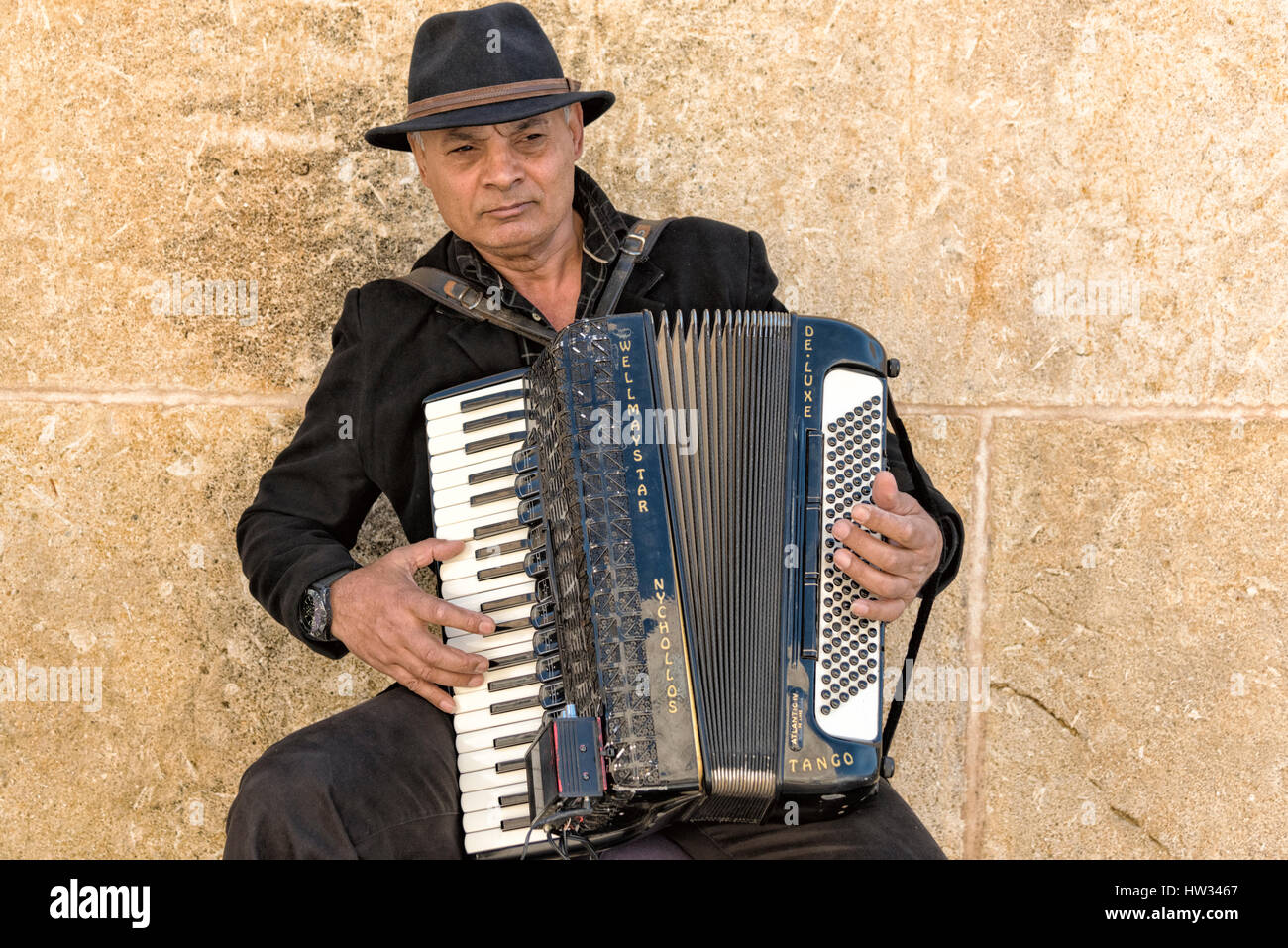 Ein Mann oder Musiker spielt ein Akkordeon als Straßenmusikant in einer Straße in der Stadt von Valletta Malta der europäischen Hauptstadt der Kultur 2018 Stockfoto