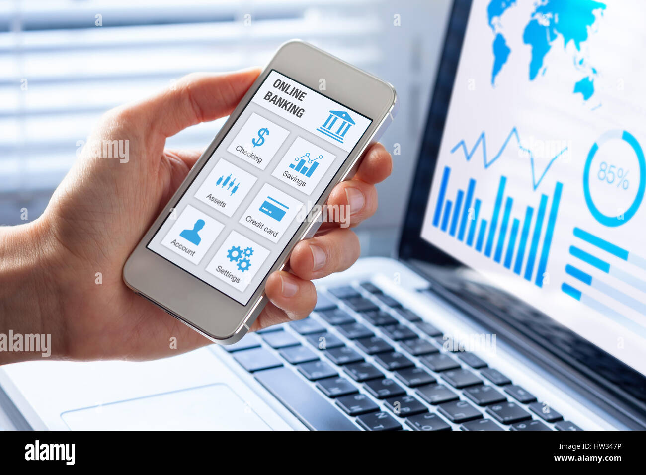 Online-Banking-app auf einem mobilen Telefon Bildschirm mit ein Geschäftsmann mit Finanzen und bank im internet Stockfoto