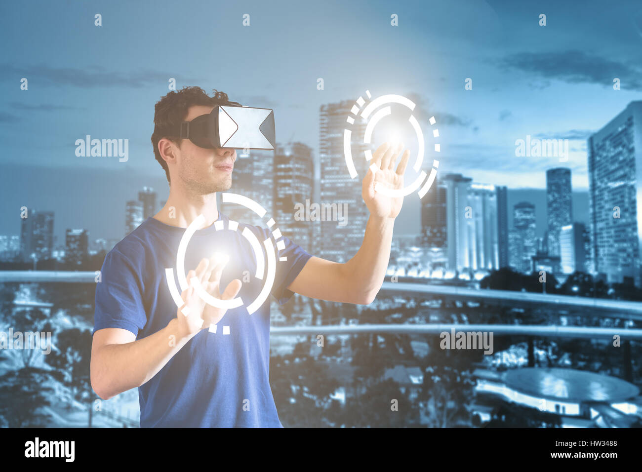Doppelbelichtung einer Person tragen, virtuelle Realität (VR) Kopfhörer oder Gläser und berühren die Tasten mit einem modernen Stadtbild Stockfoto