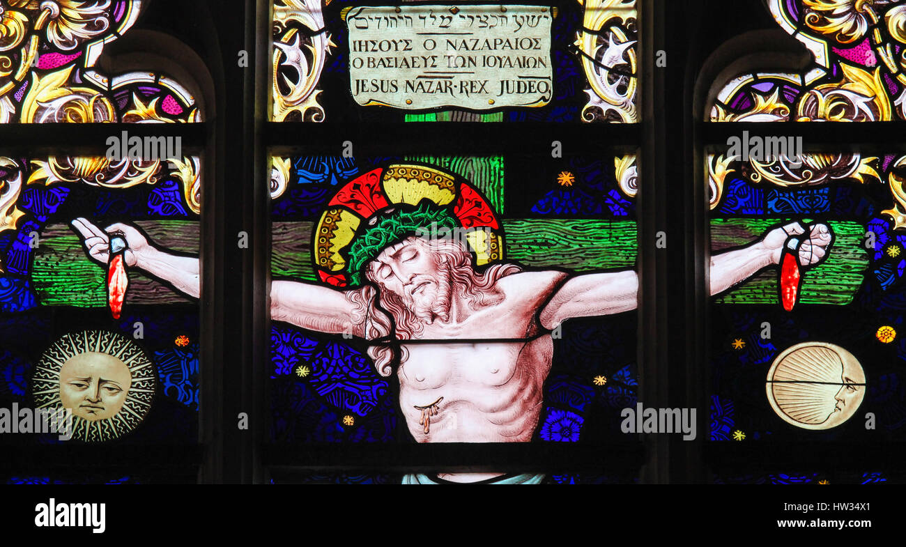 Glasfenster in der Kirche von unserer lieben Frau von der Sablon in Brüssel, Belgien, Darstellung von Jesus am Kreuz mit einem Schild "Jesus von Nazareth, König Stockfoto