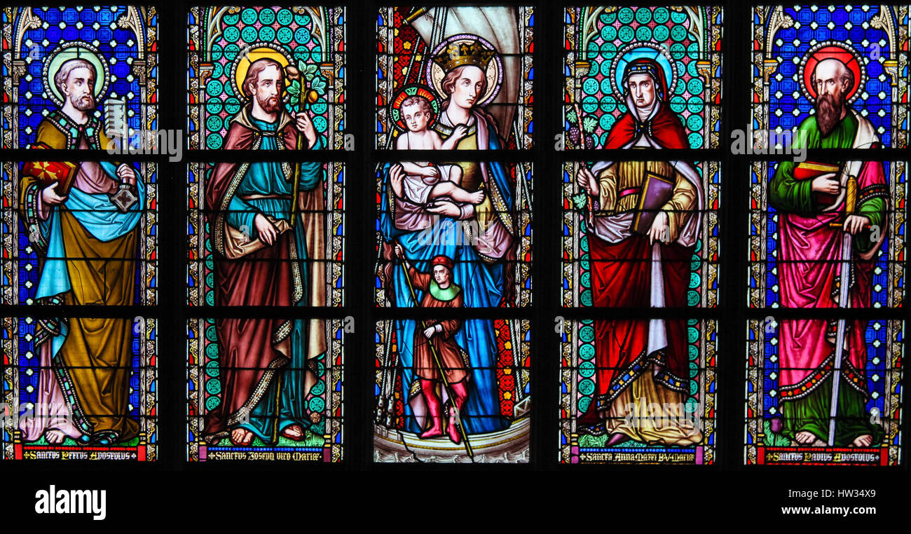 Glasfenster in der Kirche von unserer lieben Frau von der Sablon in Brüssel, Belgien, Darstellung der Heiligen Apostel Petrus, Joseph, Maria und dem Jesuskind, Anna ein Stockfoto