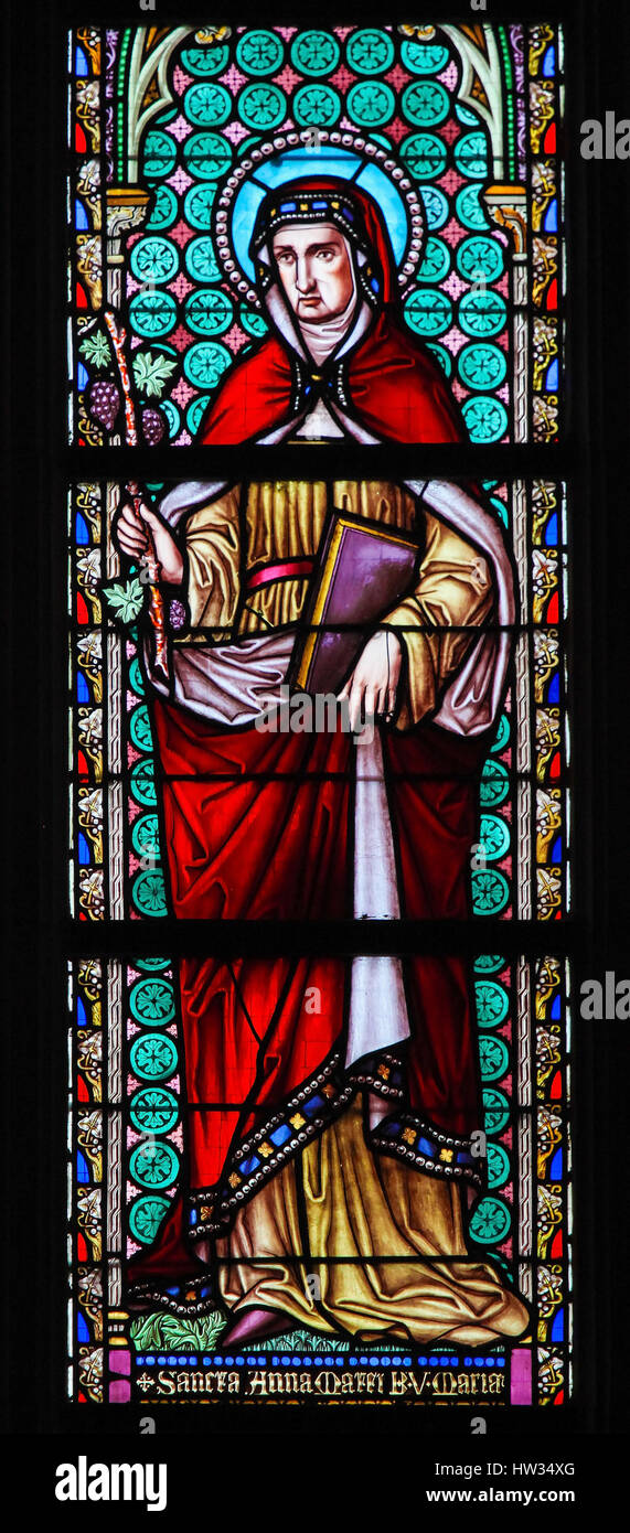 Glasfenster in der Kirche von unserer lieben Frau von Sablon in Brüssel, Belgien, Darstellung, Sankt Ana oder Anna, die Mutter der Jungfrau Maria Stockfoto