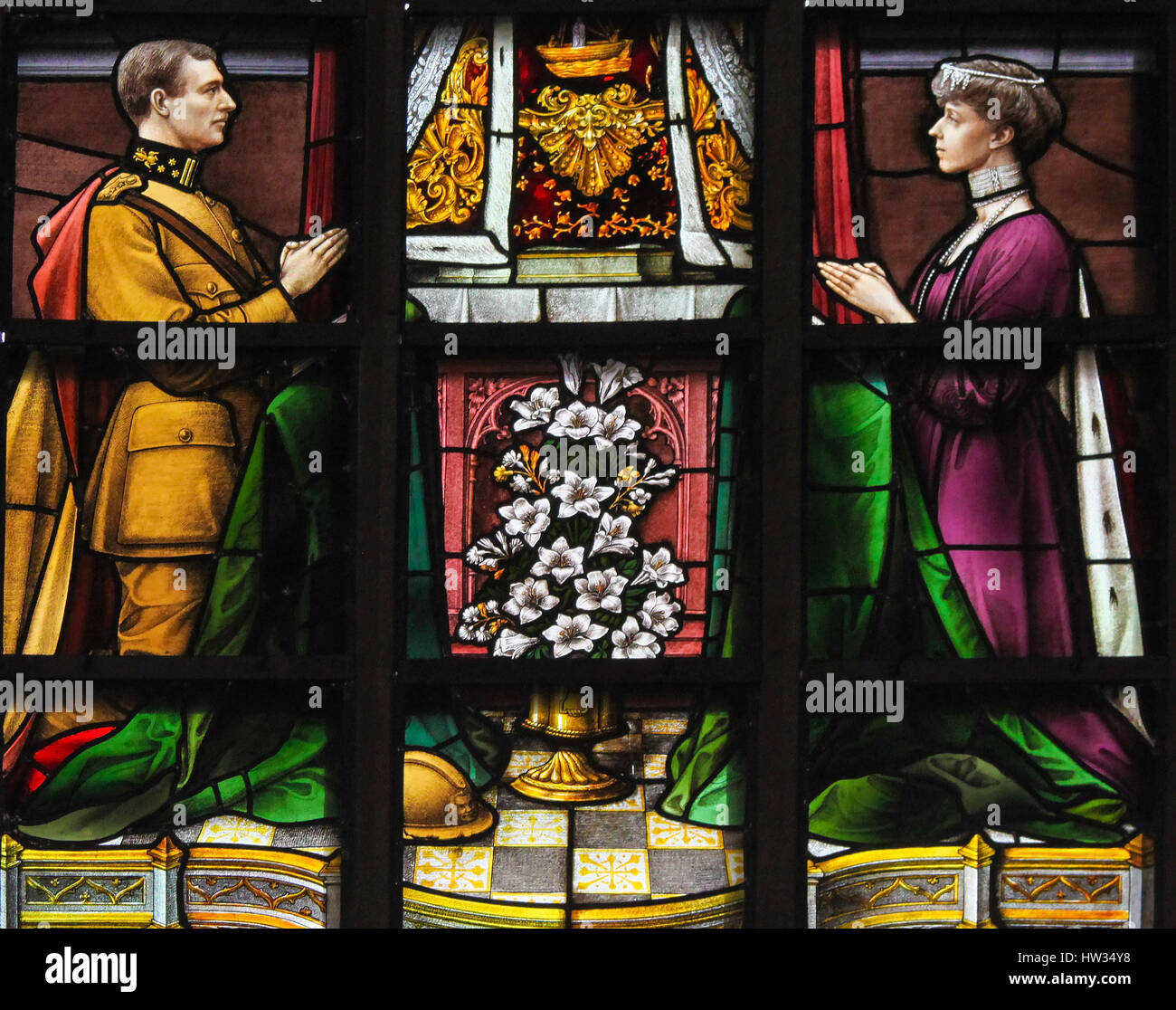 Glasfenster in der Kirche von unserer lieben Frau von der Sablon in Brüssel, Belgien, Darstellung von König Albert I und Königin Elisabeth von Belgien Stockfoto