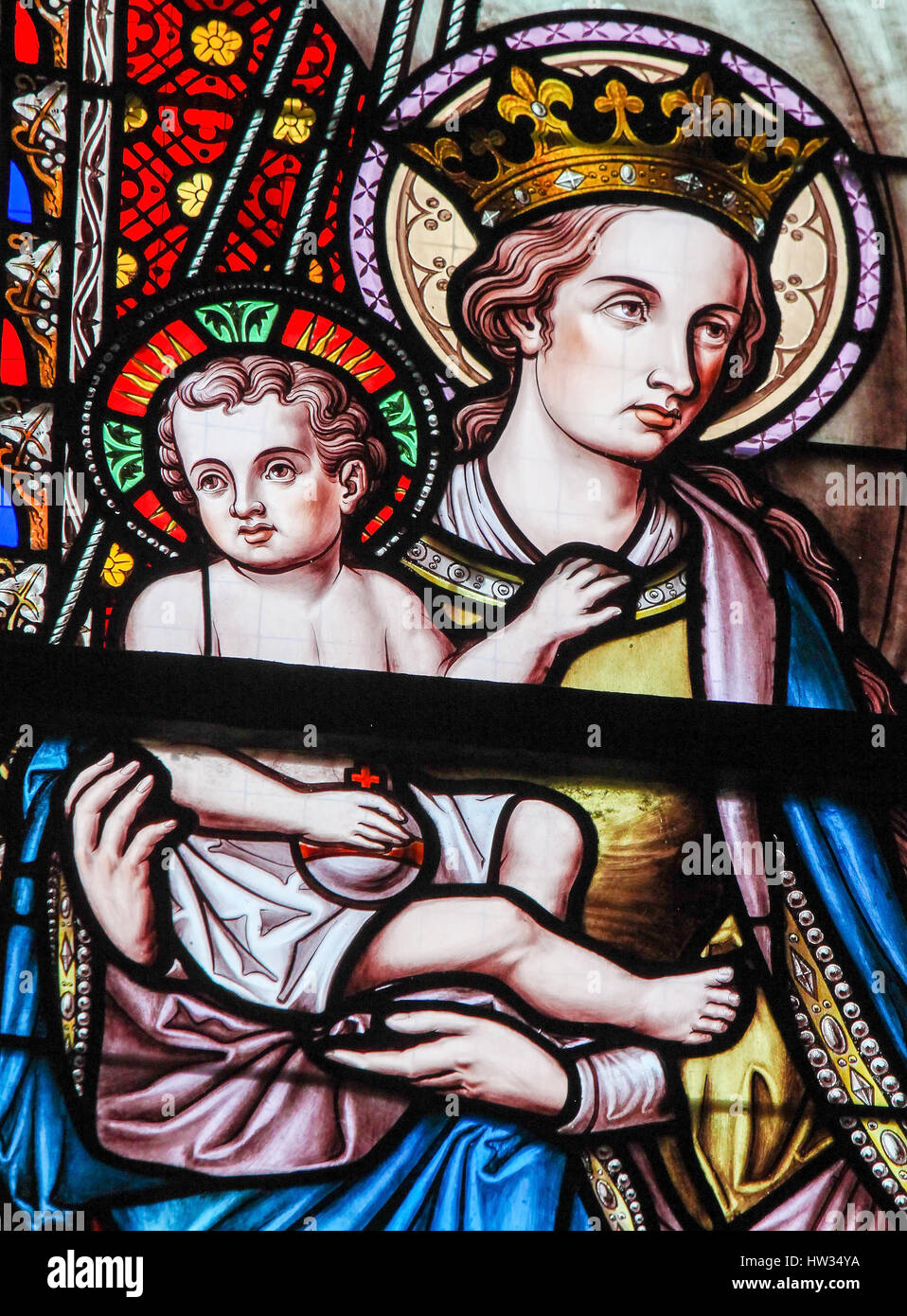 Glasfenster in der Kirche von unserer lieben Frau von der Sablon in Brüssel, Belgien, Darstellung der Jungfrau Maria und das Jesuskind Stockfoto