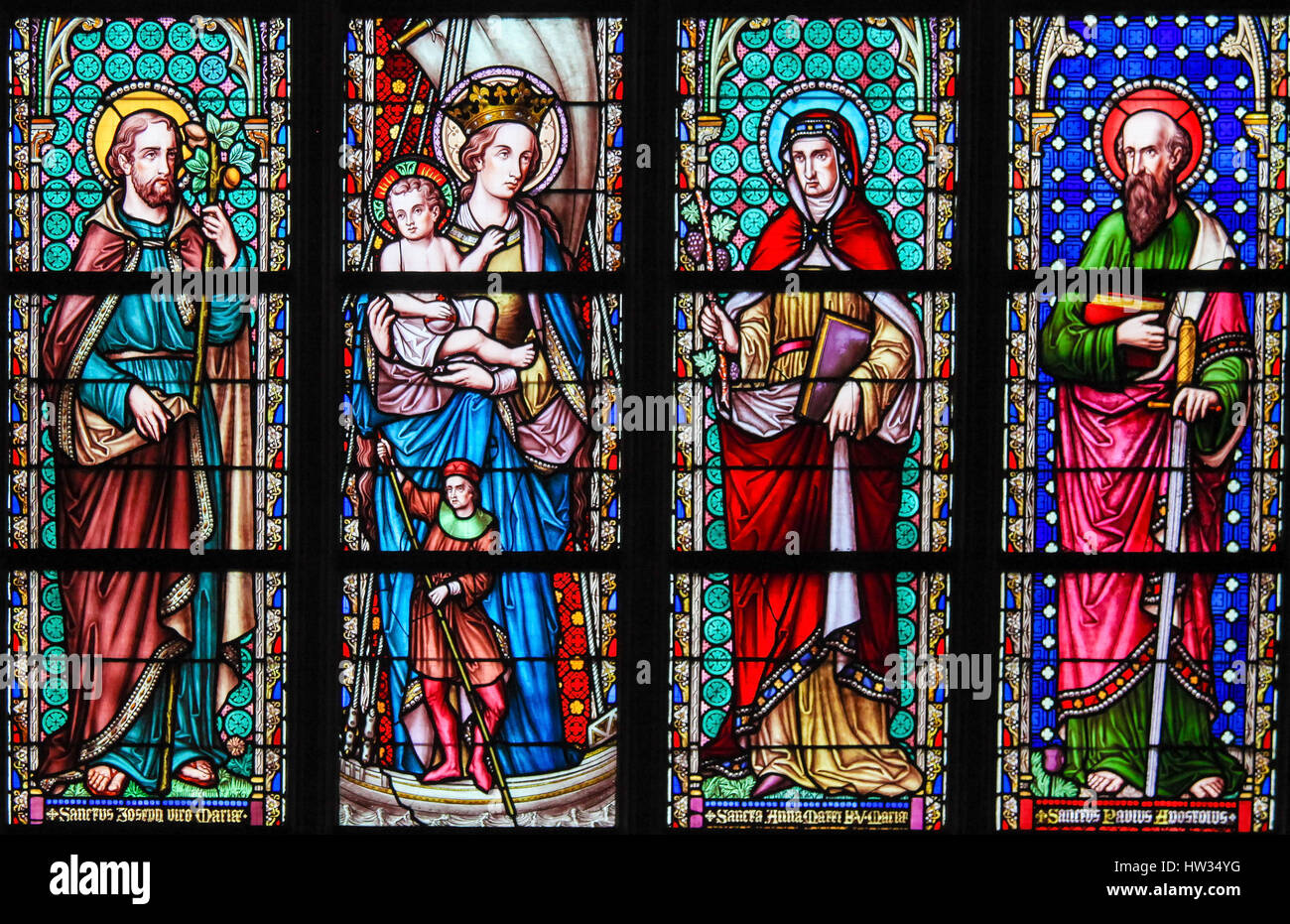 Glasfenster in der Kirche von unserer lieben Frau von der Sablon in Brüssel, Belgien, Darstellung Saint Joseph, Maria und Jesuskind, Sankt Ana und Saint Stockfoto