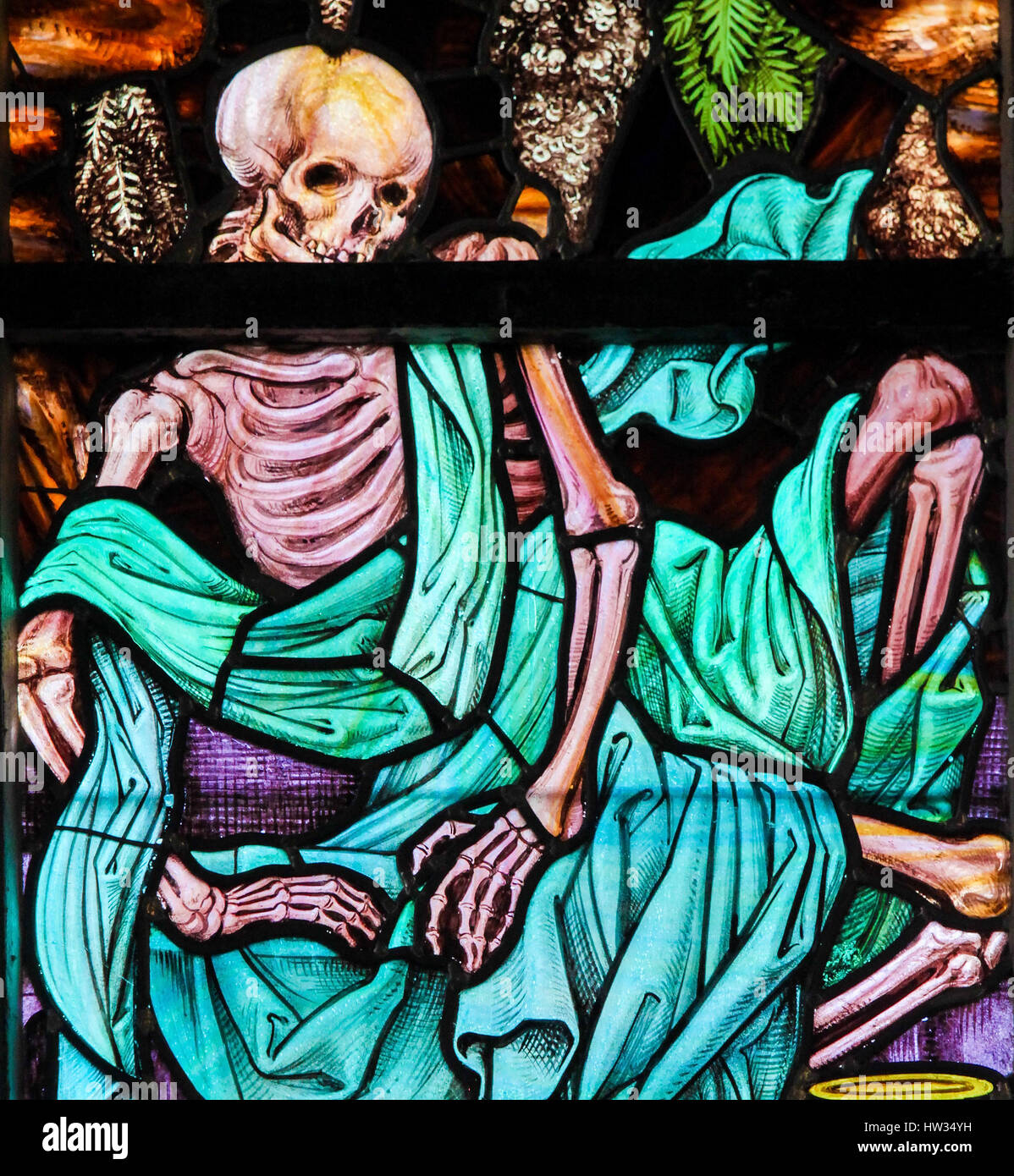 Glasfenster in der Kirche von unserer lieben Frau von Sablon in Brüssel, Belgien, Darstellung eines Skeletts, als Symbol für menschliche Sterblichkeit. Stockfoto