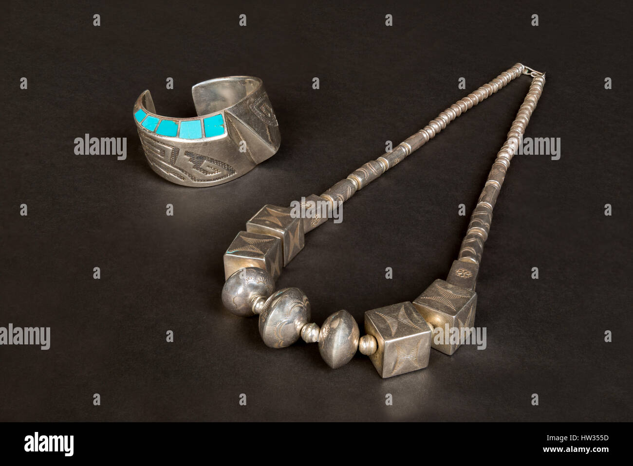 Antike native american Sterling Silber, Hohl- form Manschette Armband und Halskette mit Overlay und Türkis Inlay auf schwarzem Hintergrund. Stockfoto