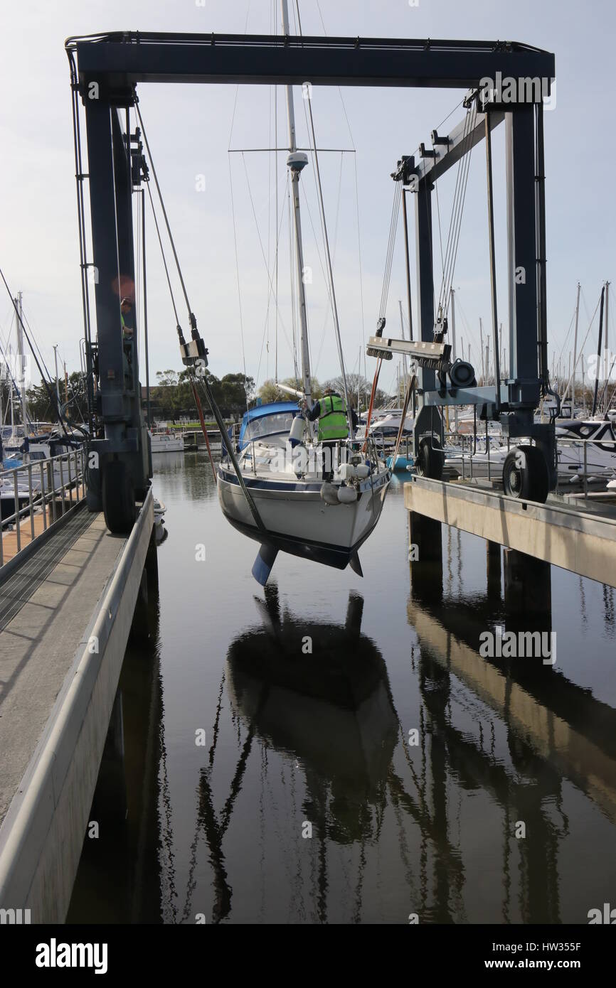 14. MÄRZ 2017, Chichester, England: eine Yacht zu Wasser gelassen, mit einem Boot wiege Schleuder in Chichester marina, England Stockfoto