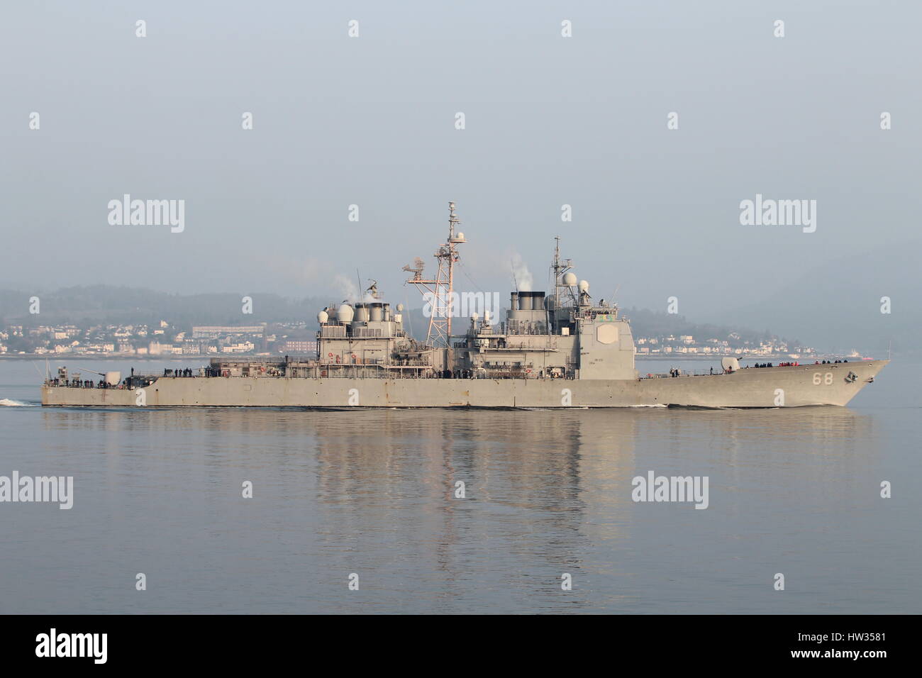 USS Anzio (CG-68), ein Kreuzer der Ticonderoga-Klasse der United States Navy, bei ihrer Ankunft für Übung Joint Warrior 15-1. Stockfoto