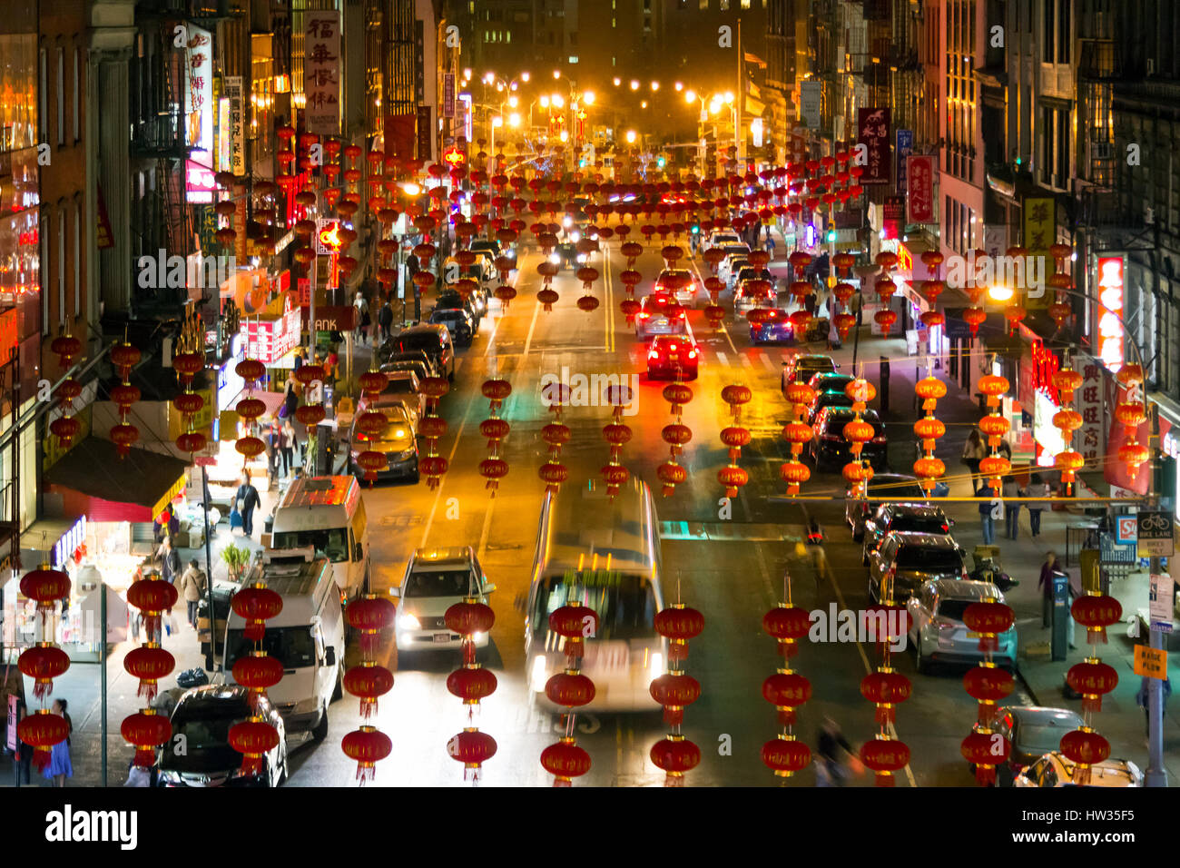 NEW YORK CITY – 24 Februar: Den nächtlichen Straßen von Chinatown Leuchten  mit Menschen, Autos und Geschäfte in Manhattan, New York City am 24.  Februar 201 Stockfotografie - Alamy