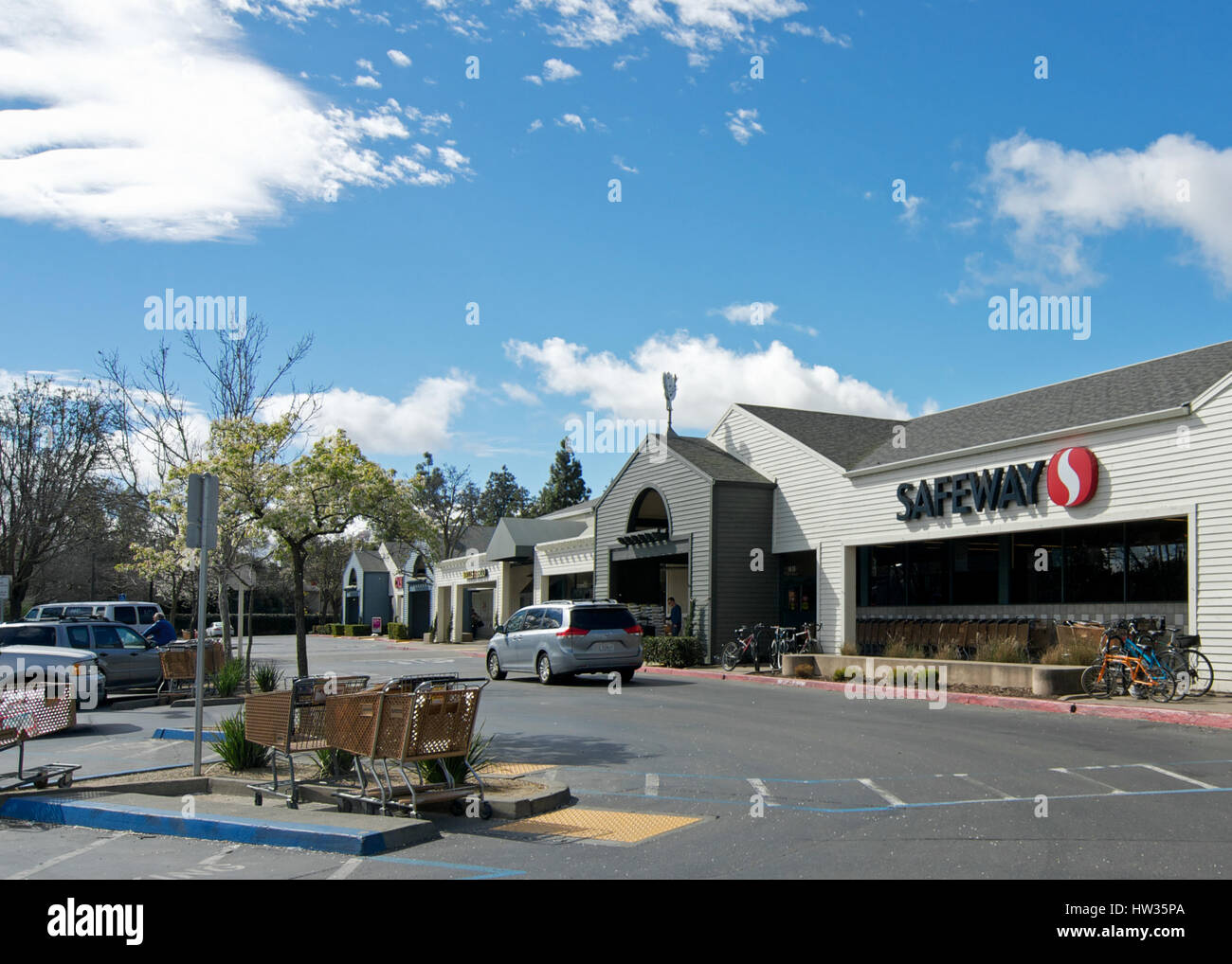 Blick auf den Marktplatz, Davis, Californa, USA, am Ende des Winters 2017 mit Safeway-Supermarkt. Stockfoto