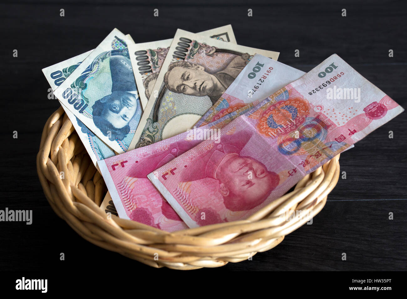 Banknoten der RMB und Yen, arrangiert für Fotografie. Stockfoto