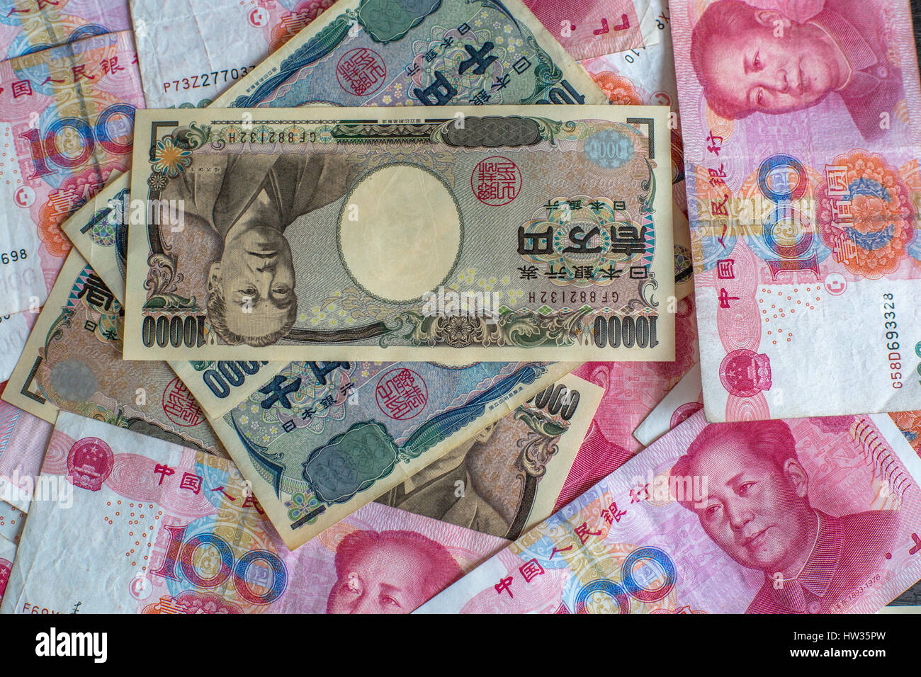 Banknoten der RMB und Yen, arrangiert für Fotografie. Stockfoto