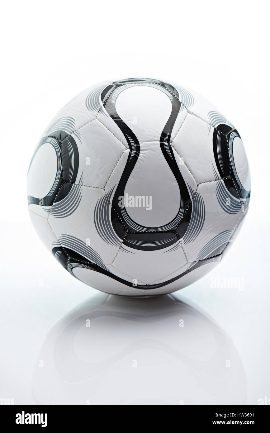 Fußball-Ball isoliert auf weißem Hintergrund. Einfache Fußball mit Reflexion Stockfoto