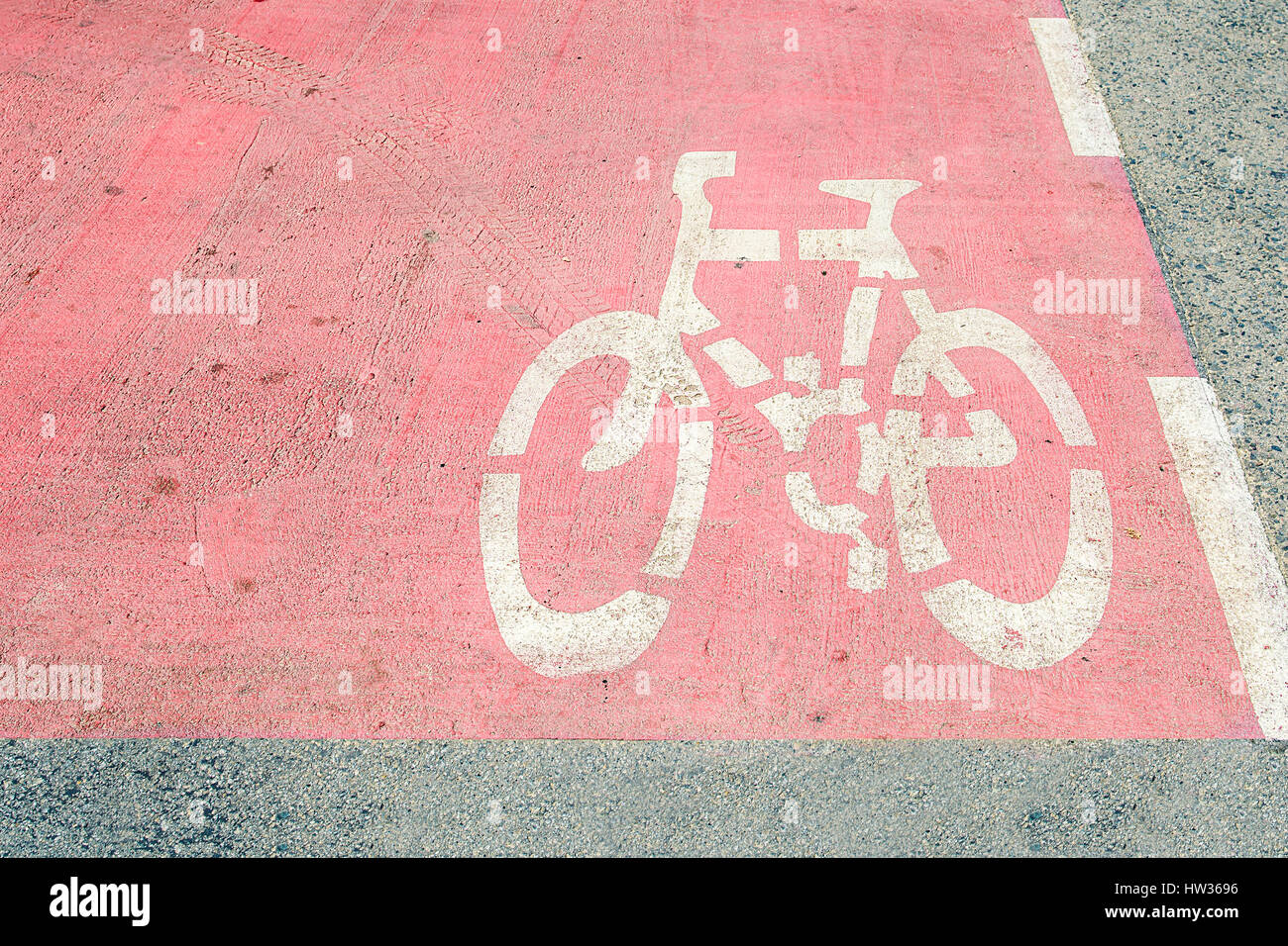 Fahrrad-Symbol in weiß auf einem rosa Asphalt. Radweg - Fahrrad ist Weg ein gutes Zeichen für eine sichere Radfahrer. Stockfoto