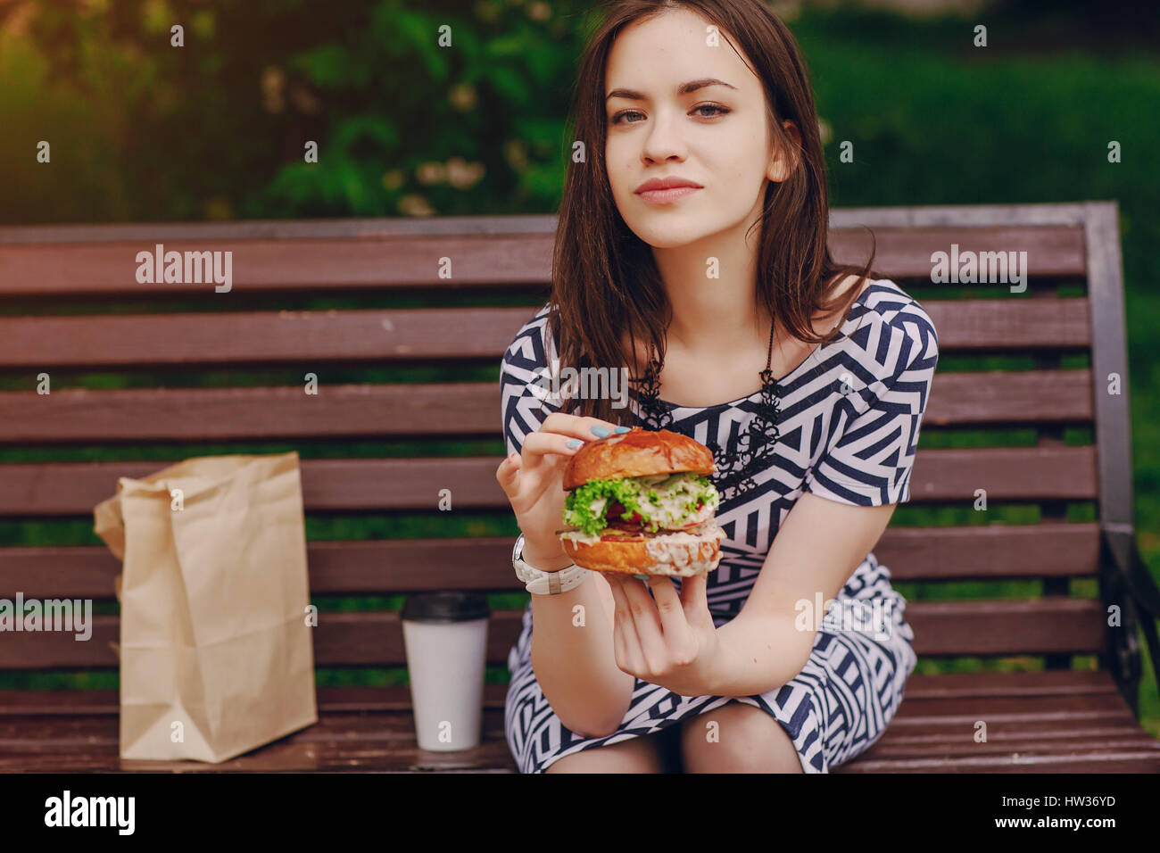 schöne junge Mädchen auf der Straße Stockfoto