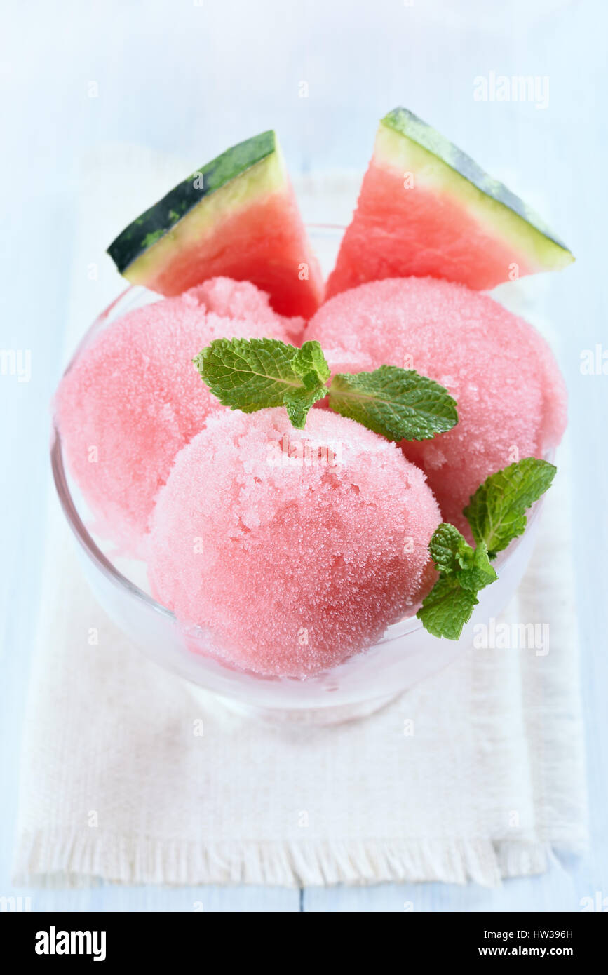 Wassermelone-Sorbet mit Minze und Scheiben verziert Stockfoto