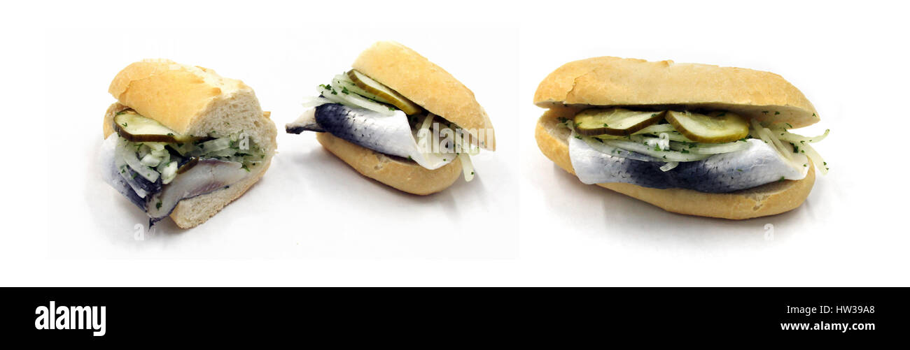 Hering-Baguette / eingelegter Hering, Fisch Brötchen - Snack, Meeresfrüchte Sandwich - roll vollständig und in Scheiben geschnittene halbe - isoliert, weißer Hintergrund Stockfoto