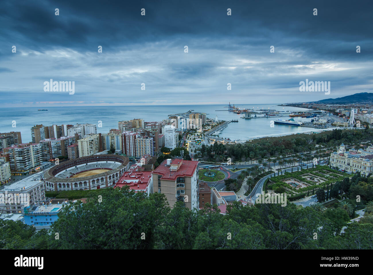 Malaga-Skyline am Abend in Costa Del Sol, Spanien Stockfoto