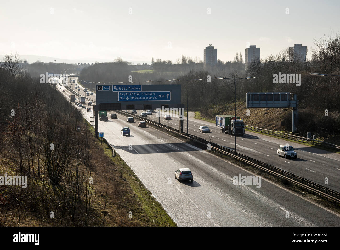 Fahrzeuge auf der Autobahn M60 in der Nähe von Stockport, Greater Manchester, England. Stockfoto