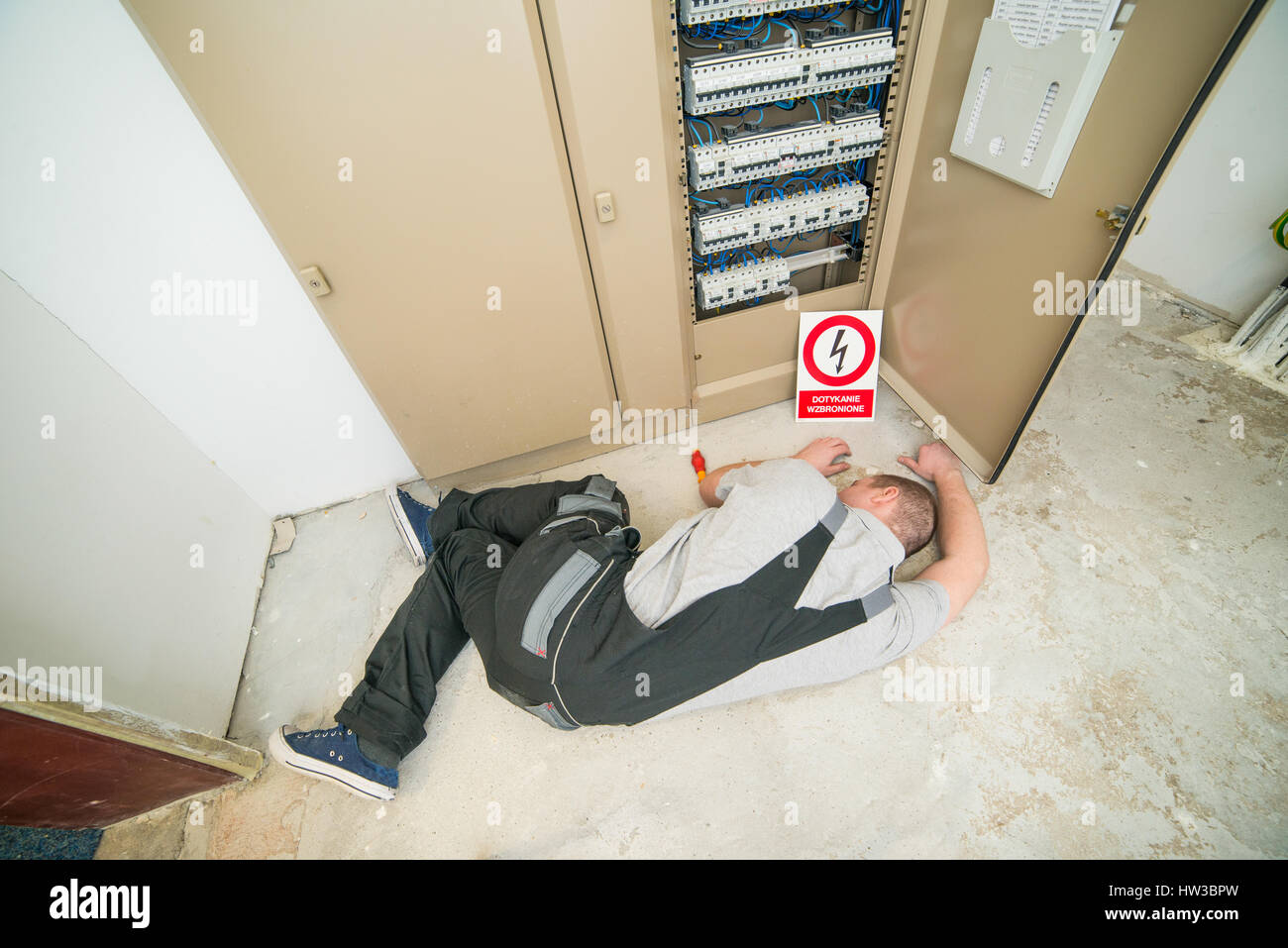 Elektriker mit Elektroschocks auf dem Boden liegend Stockfoto Elektriker mit Elektroschocks auf dem Boden liegend Stockfoto