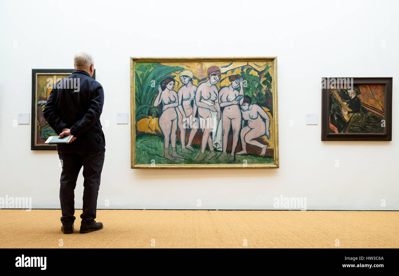 Besucher betrachten Malerei Frauen baden nackt von Kirchner im Brücke-Museum in Dahlem, Berlin, Deutschland Stockfoto