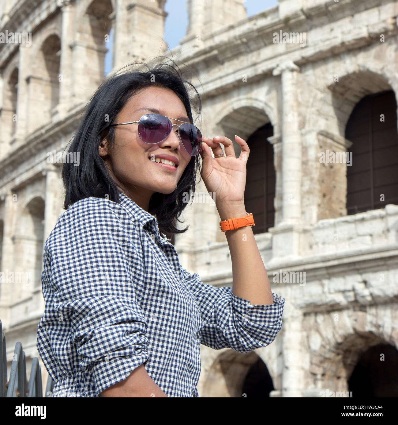 Asiatische Touristen auf einer Tour des historischen Zentrum Roms. Frau mit Sonnenbrille in der Nähe des Kolosseums, Roma, Italien. Stockfoto