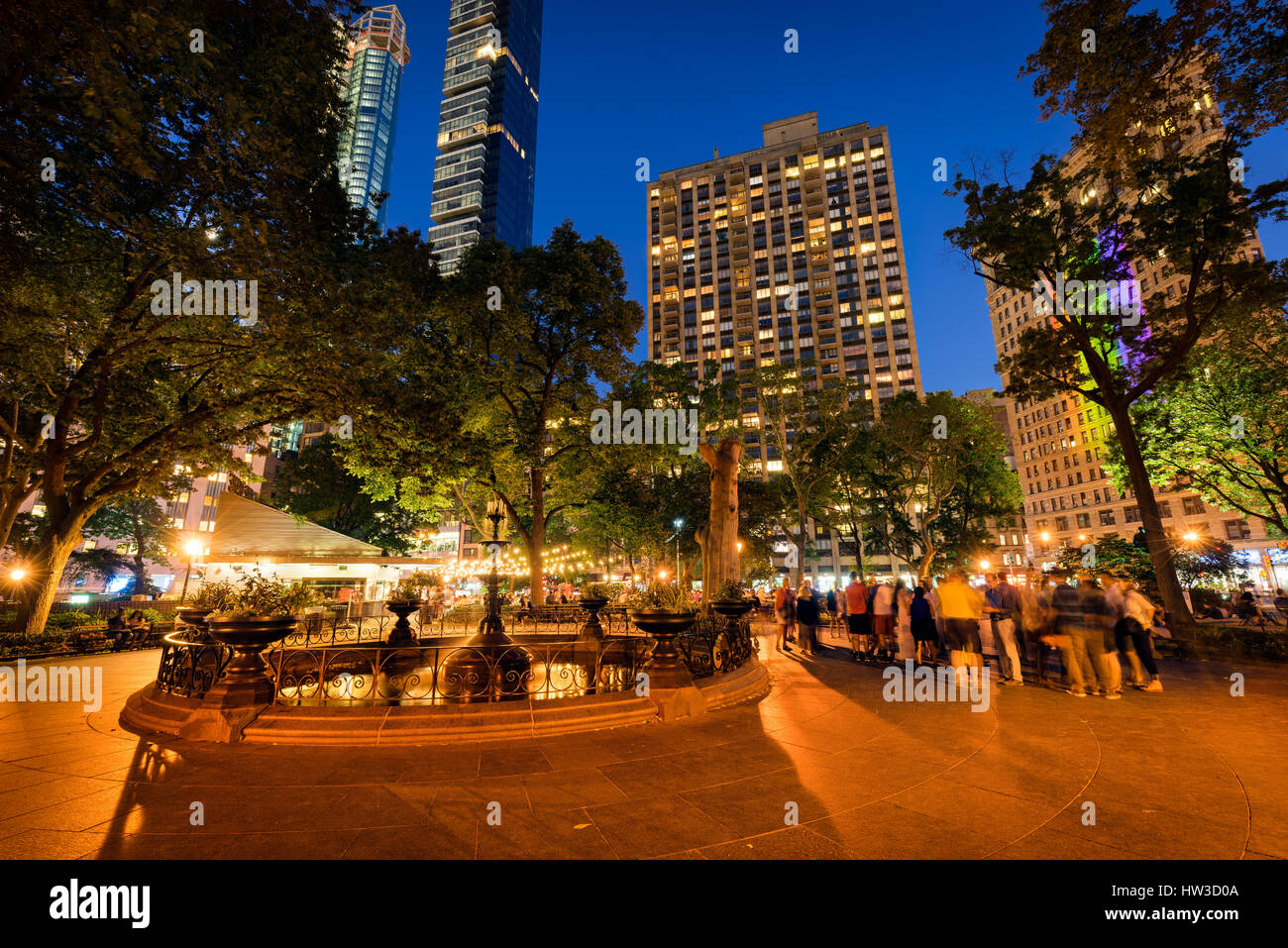 Madison Square Park und Brunnen in der Dämmerung im Sommer. Flatiron District, Midtown Manhattan, New York City Stockfoto