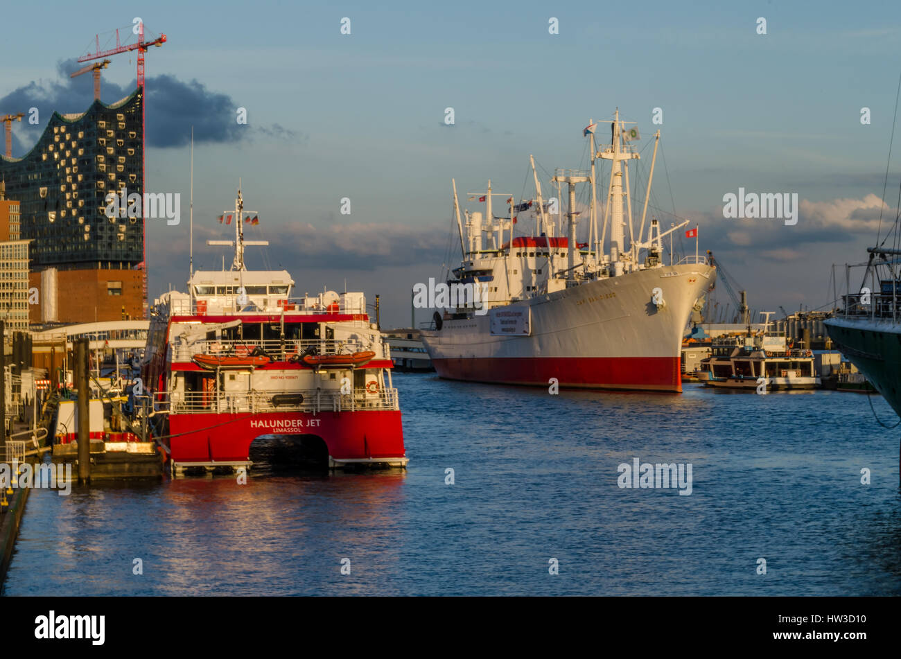Große Schiffe an der belebten Hafen Hamburg Stockfoto