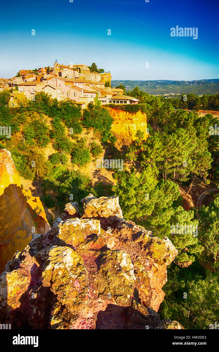 Ockerfarbene Felsen auf dem Hügel oben Dorf von Russillion über Apt im Luberon, Provence, Frankreich. Es ist berühmt für seine Ocker die seit Jahrhunderten Stockfoto