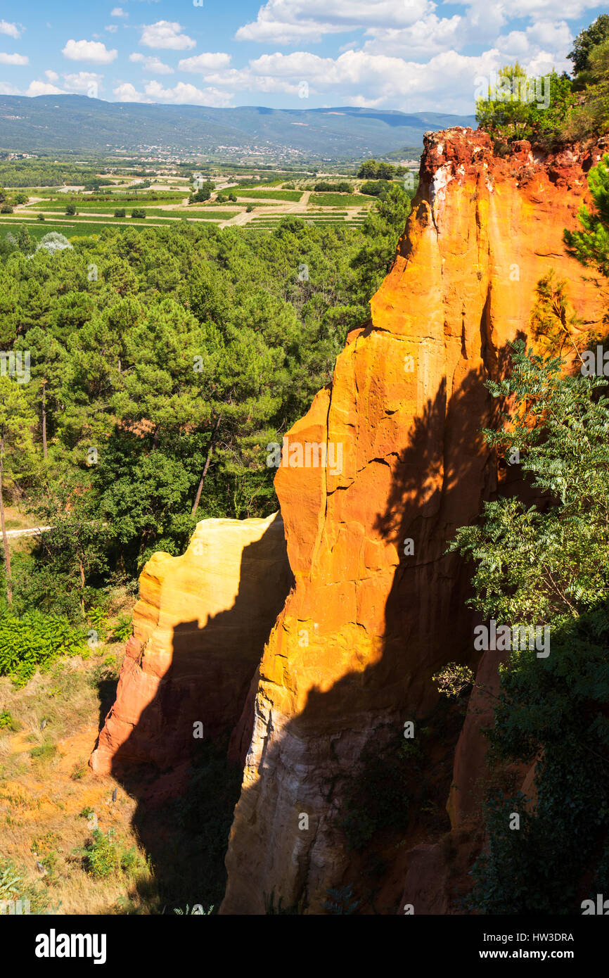 Ockerfarbene Felsen auf dem Hügel oben Dorf von Russillion über Apt im Luberon, Provence, Frankreich. Es ist berühmt für seine Ocker die seit Jahrhunderten Stockfoto