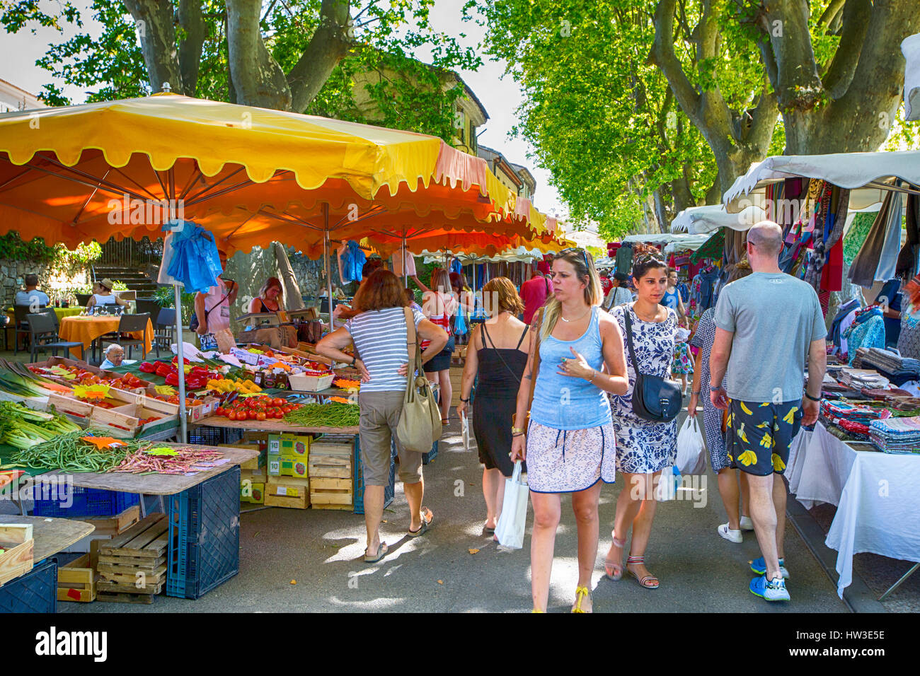 Regionale Produkte zum Verkauf an einem traditionellen französischen Markt in Lourmarin, im Luberon, Provence, Frankreich. Stockfoto