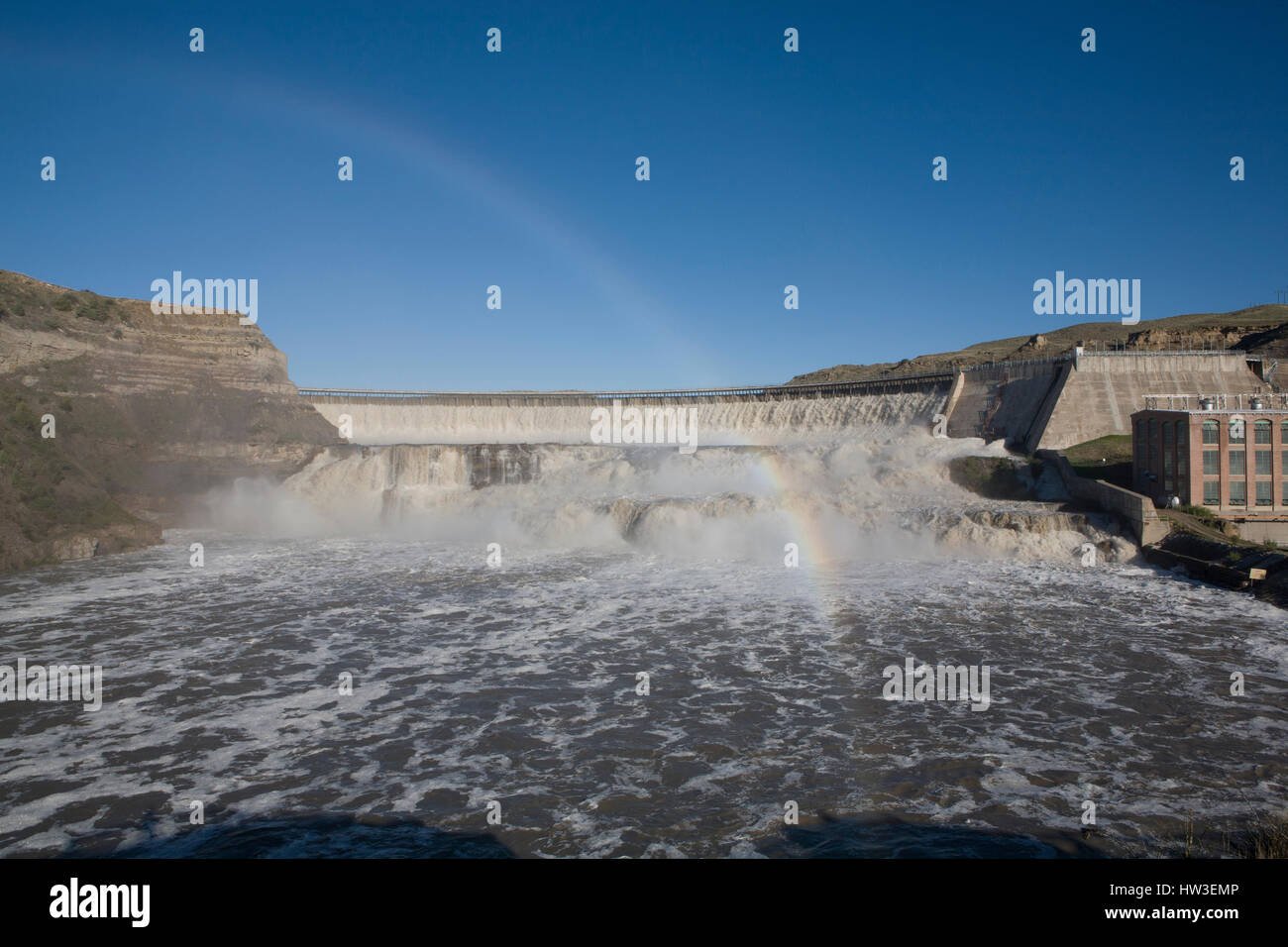 Ein Regenbogen wölbt sich über Frühling Stichwahl bei den großen Wasserfällen des Missouri, Ryans Damm, in der Nähe der Stadt Great Falls. Stockfoto