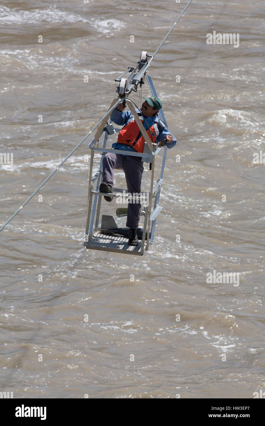 Hydrologischen Techniker Muskeln seiner Kabel Korb zurück zum Ausgangspunkt nach aktuellen Messungen Missouri River unterhalb des Morony Dam. Stockfoto