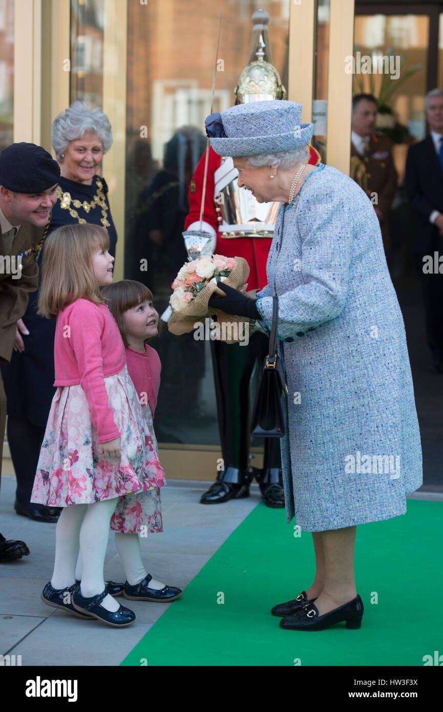 Königin Elizabeth II erhält Blumen von den Töchtern der Sergeant Rupert Frere an die offizielle Wiedereröffnung des National Army Museum am Royal Hospital Road in London. Stockfoto