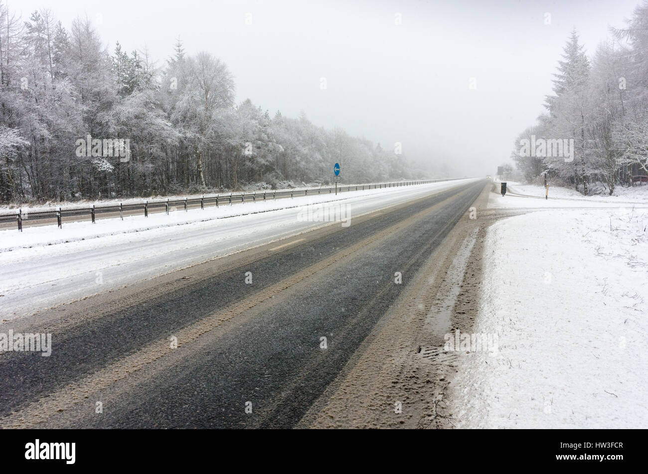 Schwere Schnee deckt die Straße und führt zu gefährlichen Fahrbedingungen auf ein Duell - schnellstraße Abschnitt der A 9, südlich von Inverness in den Highlands. Stockfoto