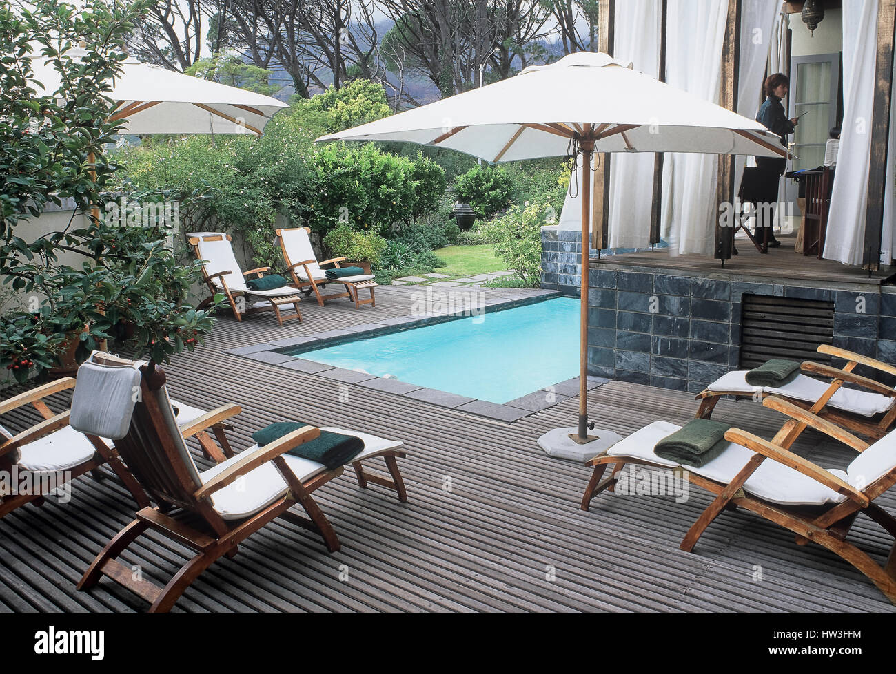 Sonnenliegen am Pool-Deck. Stockfoto